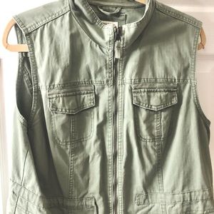 Army green Merona vest. Size L.